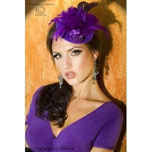chapeau violet avec plumes pour coiffure elegante