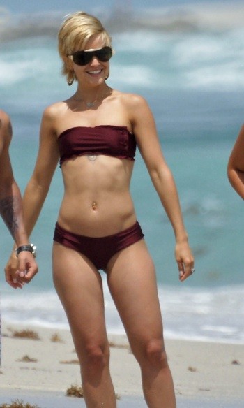 Mena Suvari bikini