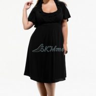 Robe noire chic avec fausses perles