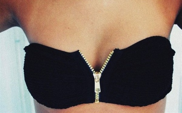 soutien gorge ouvert devant