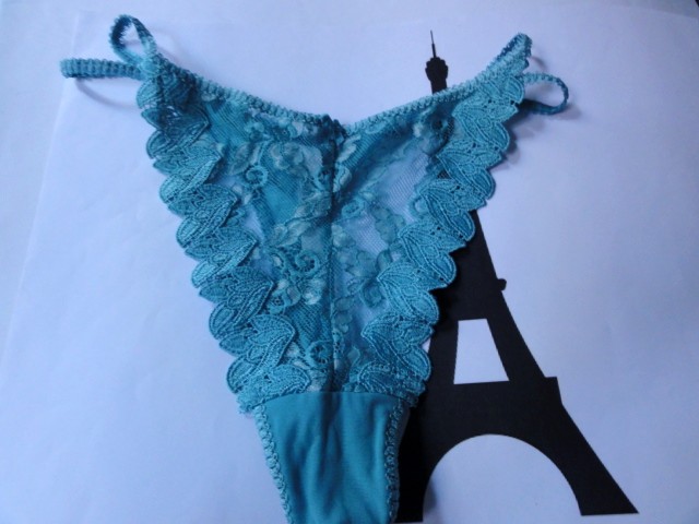 top sexy avec dentelle et string